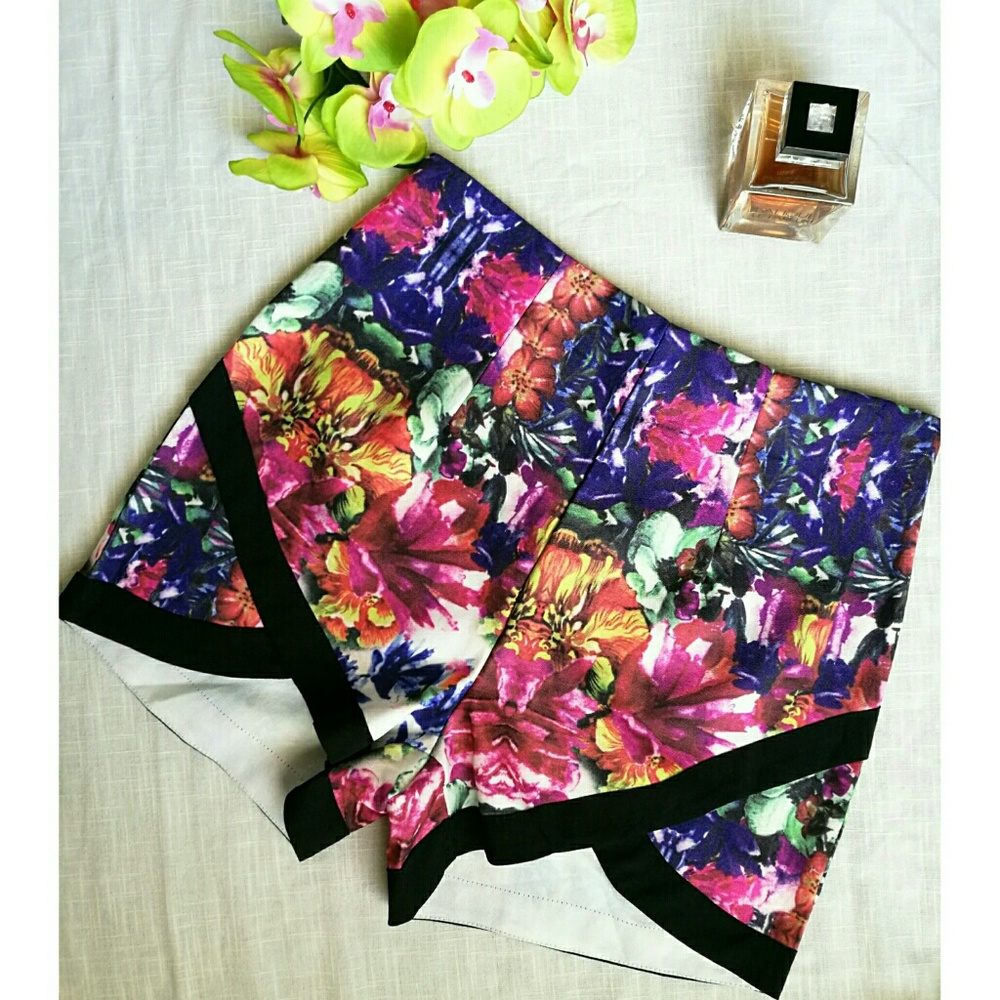 Floral high waist shorts NWOT Size L